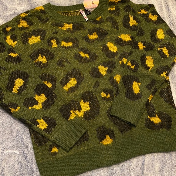 Love by Design Green Leopard Sweater - Picture 5 of 5